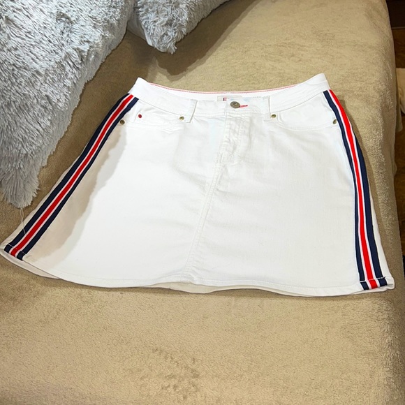 EV1 Dresses & Skirts - EV1 Ellen Degeneres Alex White Denim Skirt Red & Blue Stripes on sides, Size 4